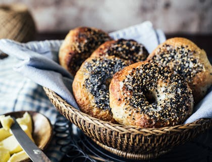 Bagels dans un panier avec des serviettes dans un restaurant de bagels.
