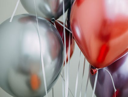Ballons d'hélium colorés avec des ficelles.