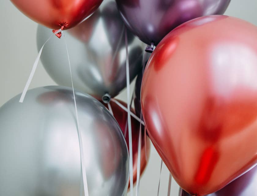 Ballons d'hélium colorés avec des ficelles.