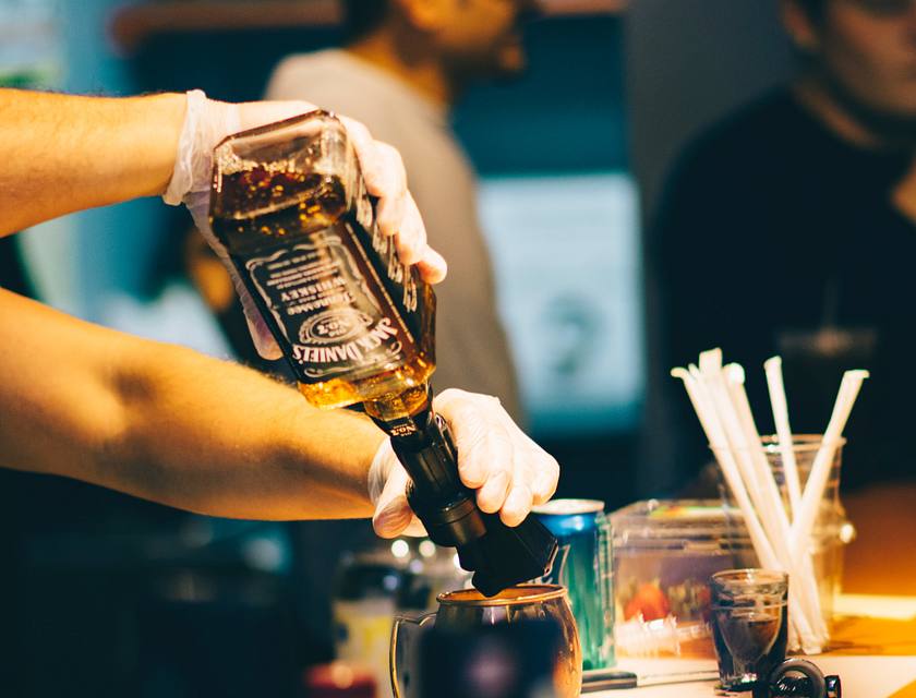 Barman versant une boisson alcoolisée dans une école de bartender.