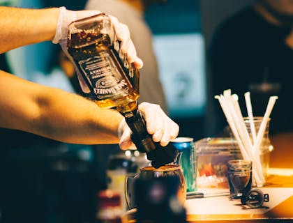Bartender preparando bebidas.