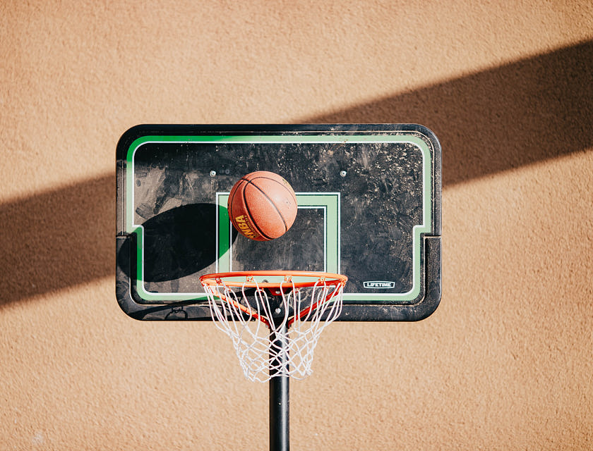 Uma bola de basquete entrando em uma cesta.