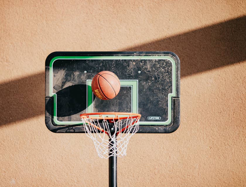 Una palla che entra nel cesto di un canestro in un campo da basket o pallacanestro.