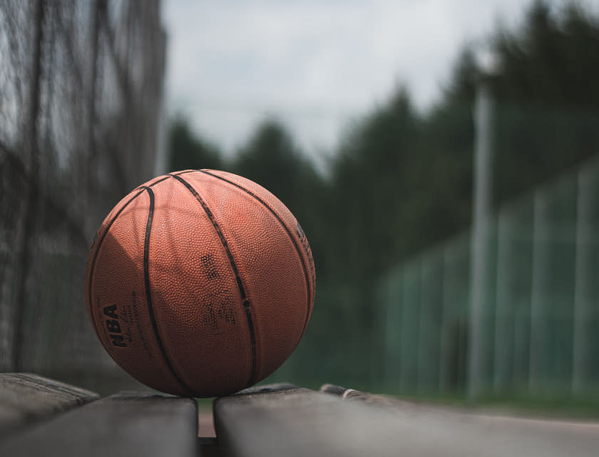 Bola de basquete marrom da NBA em uma escola de basquete.