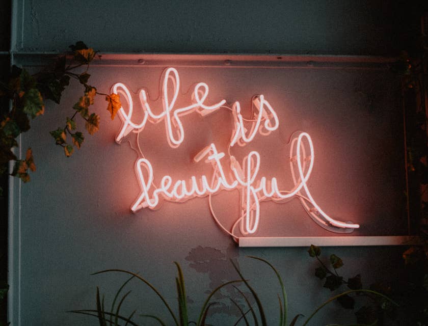 Une enseigne au néon rose des mots "life is beautiful" (la vie est belle).