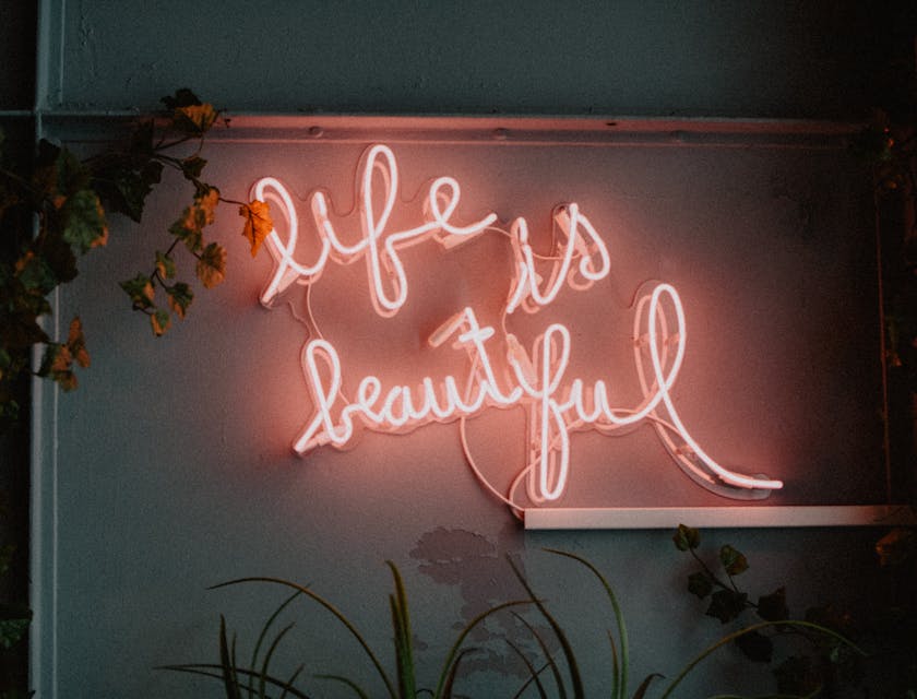 Une enseigne au néon rose des mots "life is beautiful" (la vie est belle).