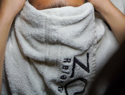 Una donna che sta ricevendo un trattamento al viso in un beauty bar.