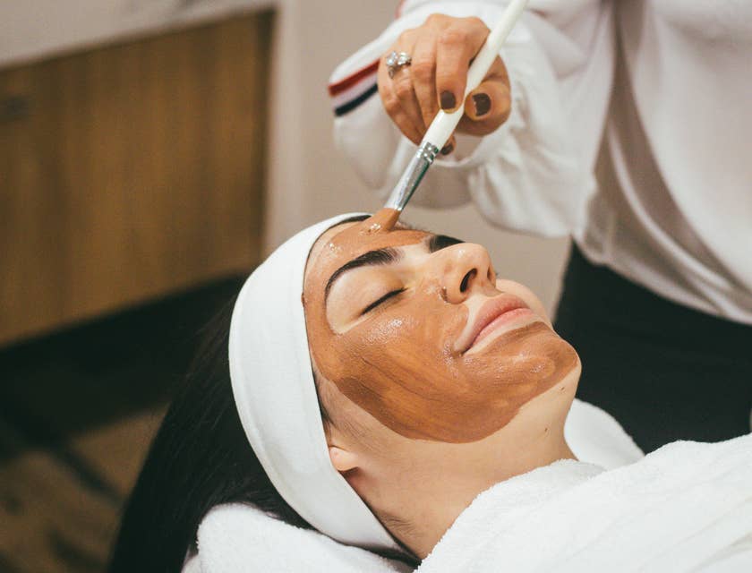 Uma mulher fazendo tratamento facial em um centro de estética.