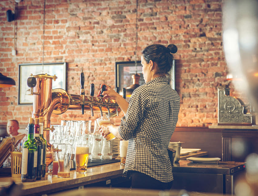 Une barwoman servant de la bière dans un bar à bière.