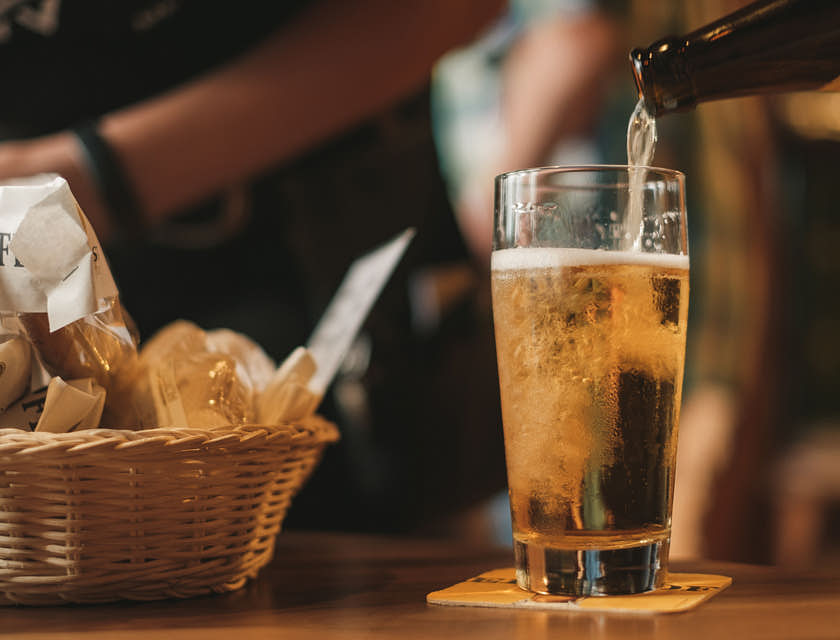 Una birra in bottiglia che viene versata in un bicchiere.