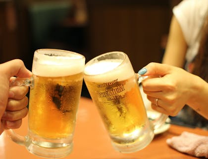 Des chopes de bière s'entrechoquent lors d'une tournée des bars.