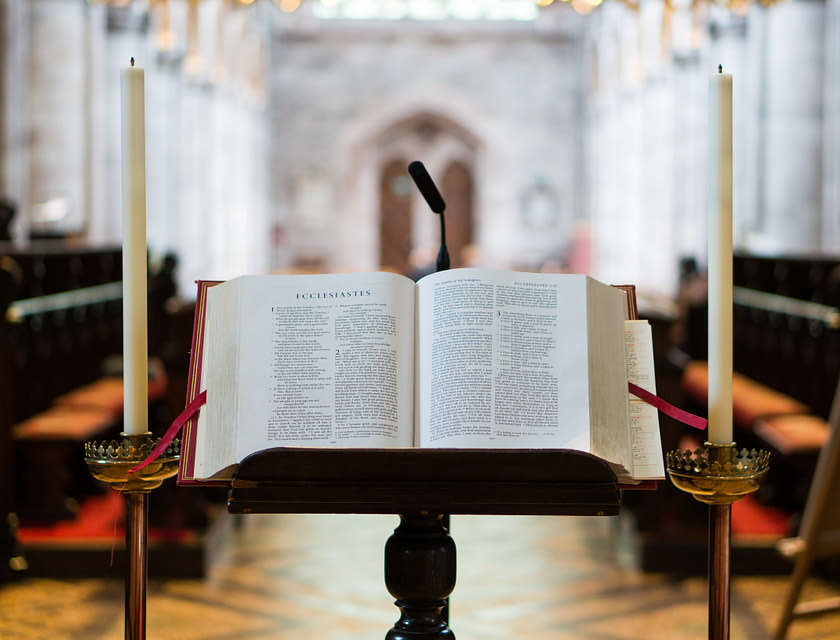 Una bibbia poggiata su un leggio in una chiesa.