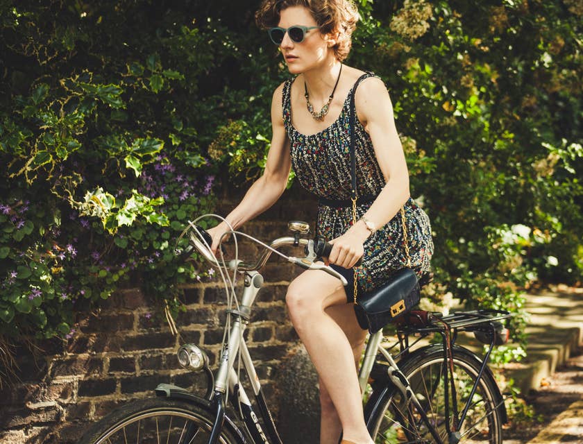 Une femme en train de pédaler pendant un tour à vélo organisé par une agence.