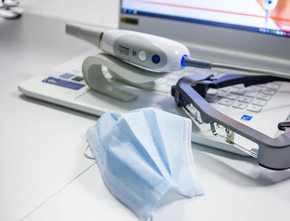 Alcuni strumenti di autenticazione biometrica prodotti in un'azienda di biometria.