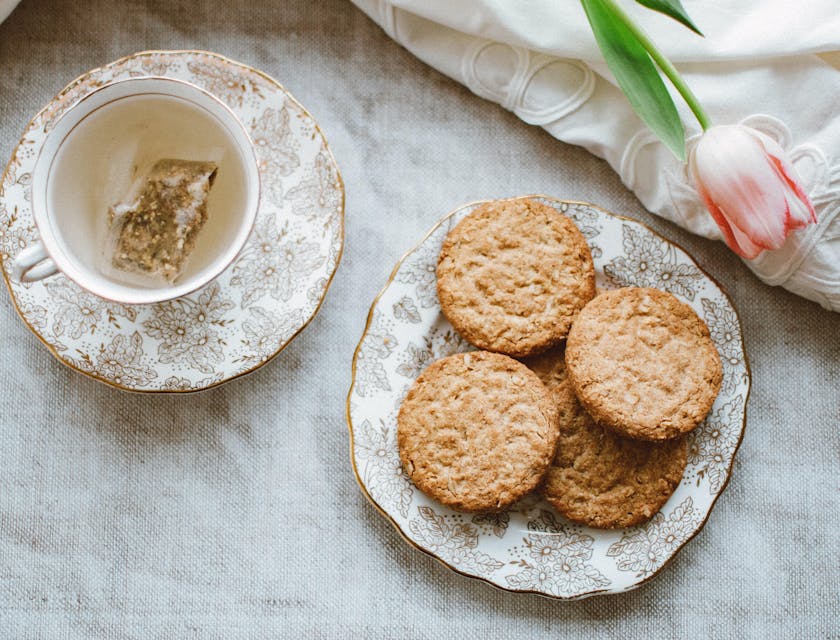 Des biscuits sur une assiette à côté d'une tasse à thé.