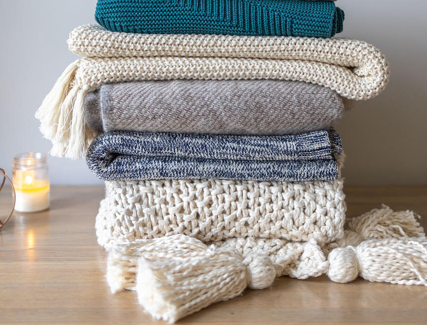 Une pile de couvertures qu'une entreprise de couverture vend.