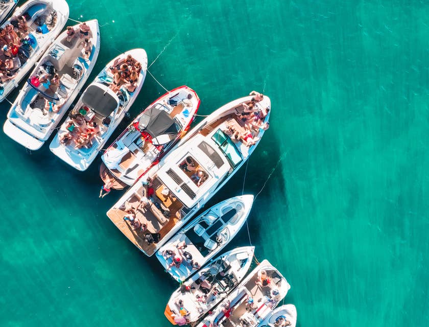 Barcos de festa disponíveis para locação no meio do mar.