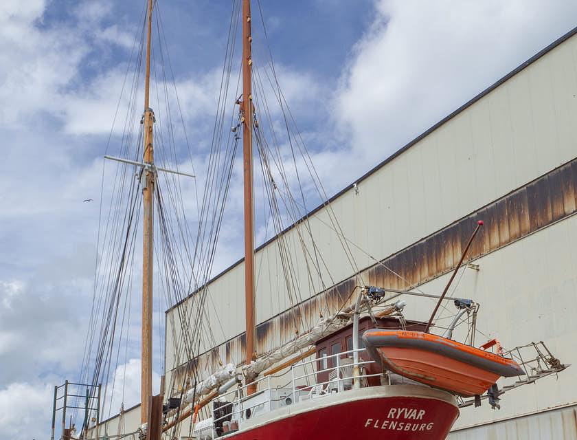 Un barco en tierra siendo reparado en un negocio de reparación de barcos.