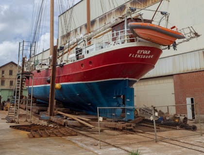 Barco passando por reparos.