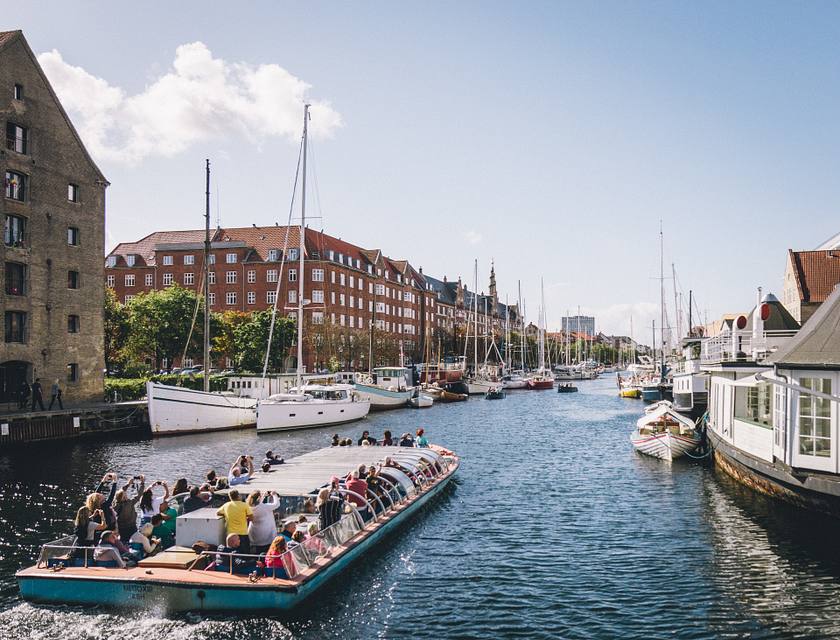 Una barca di un'agenzia di escursioni in barca pronta a salpare per un tour.