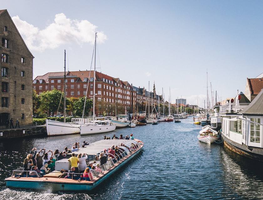 Barco de turismo de uma agência de passeios de barco em um rio.