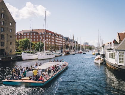 Paseo en lancha de un negocio de paseos en bote navegando río arriba