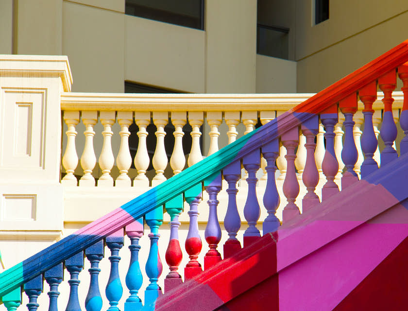 una escalera pintada con colores atrevidos