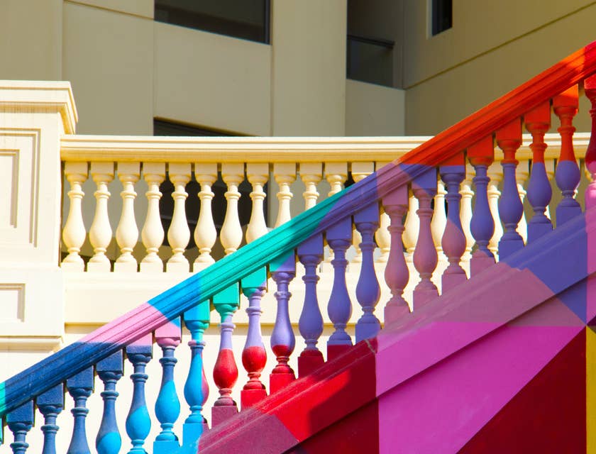 Un escalier peint en couleurs vives.