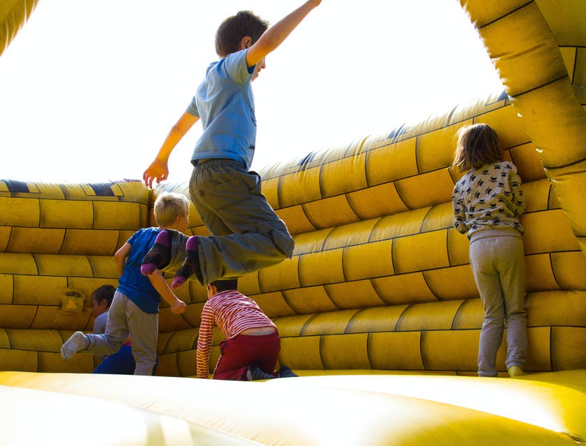 Des enfants sautant sur un château gonflable.