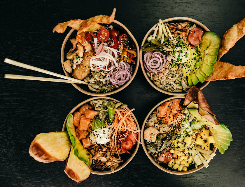 Un surtido de platos salados servidos en un restaurante de bowls.