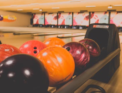 Alcune palle da bowling in una pista di bowling.