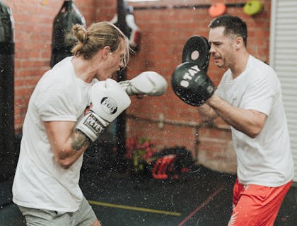 Deux hommes en train de s'entraîner en boxe.
