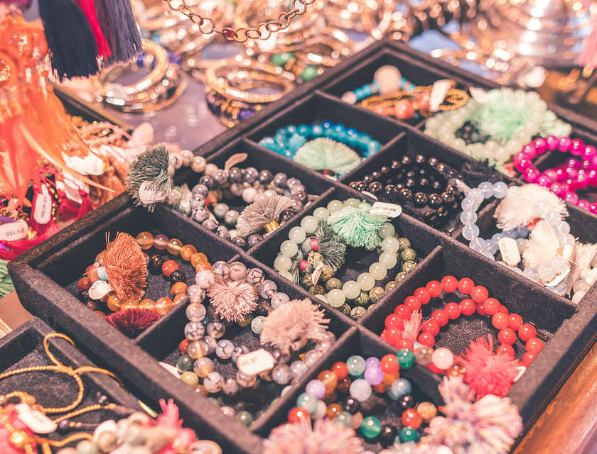 Tanti braccialetti colorati venduti in un negozio di braccialetti.