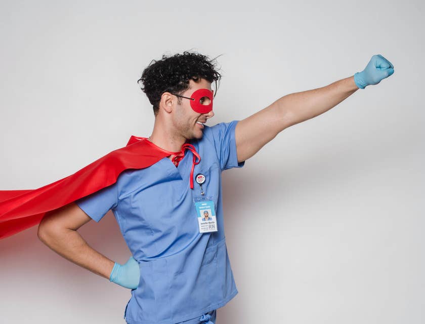 Un médecin déguisé en brave super-héros.