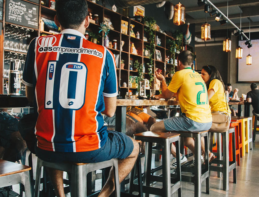 Pessoas comendo em um restaurante brasileiro.