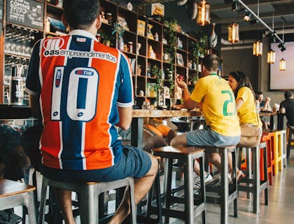 Gente comiendo en un restaurante brasileño.