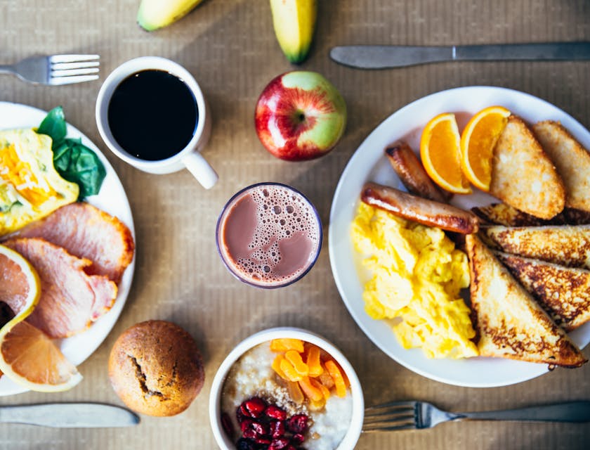 Platos de desayuno y bebidas en un restaurante de desayunos.