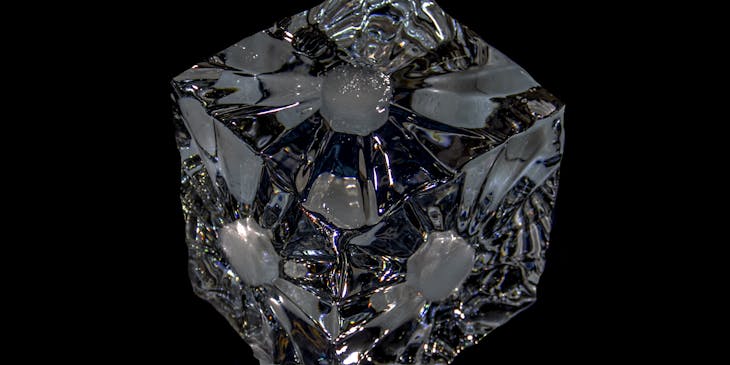 Glaçon reflétant une lumière brillante.
