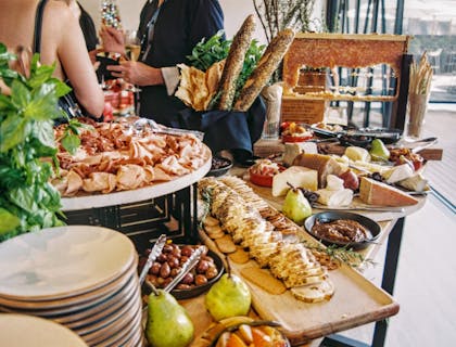Variedad de platillos servidos en una mesa de un restaurante buffet.