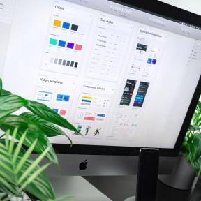 Crea una página web y Redes Sociales.