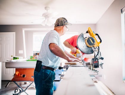 Construtores trabalhando em um projeto de construção.