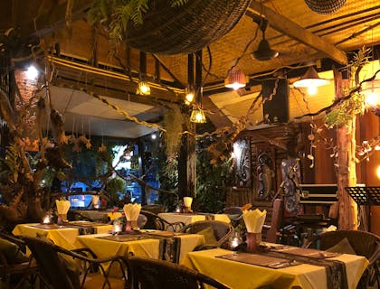 Interior de um restaurante búlgaro iluminado à noite.