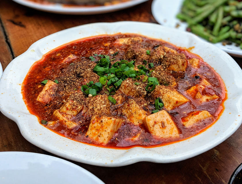 Curry em uma tigela em um restaurante birmanês