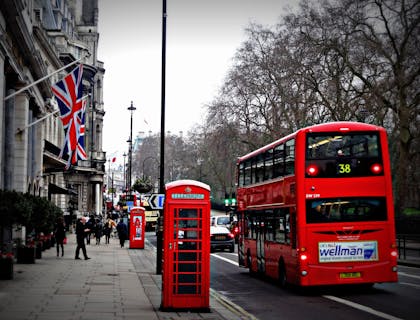 Un bus rouge d'une entreprise de tourisme en bus roulant sur une route à Londres, en Angleterre.