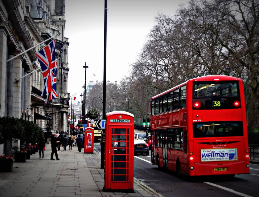 Ônibus vermelho de turismo em Londres.