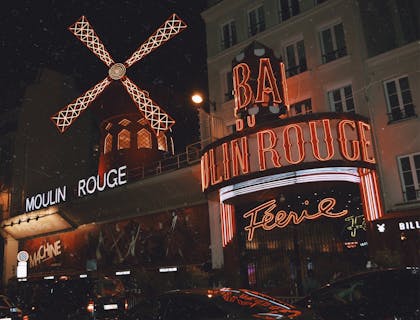 Le cabaret du Moulin Rouge à Paris dans le quartier Pigalle.