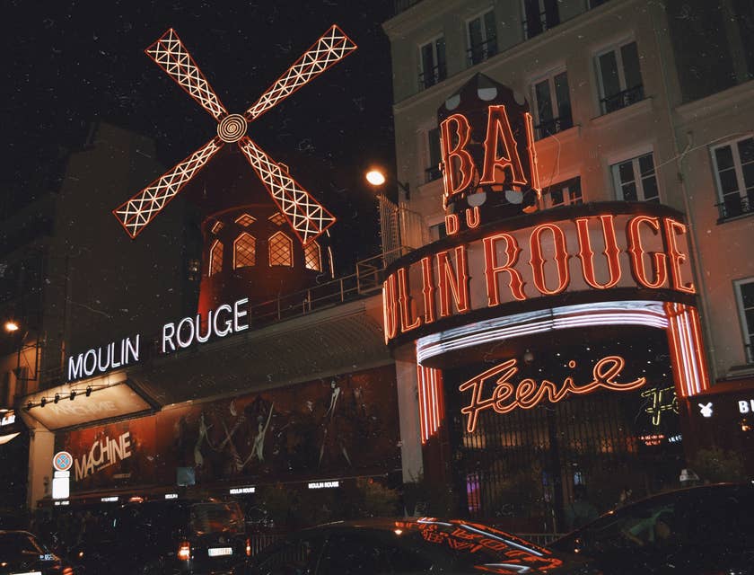 Le cabaret du Moulin Rouge à Paris dans le quartier Pigalle.