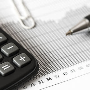 Calcula los costos de apertura.