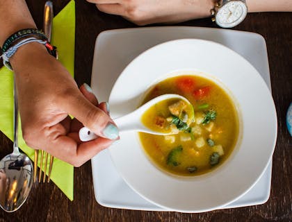 Hombre comiendo un plato de sopa, un platillo tradicional camboyano.