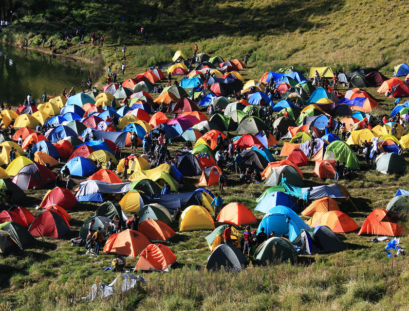 Várias barracas coloridas em uma área de camping.